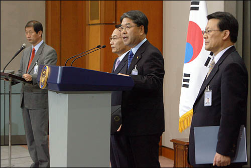 노무현 대통령과 김정일 북한 국방위원장의 남북정상회담이 오는 28∼30일 평양에서 개최된다. 8일 오전 10시 청와대 춘추관에서 이재정 통일부장관이 백종천 청와대 안보실장, 김만복 국정원장과 공동 기자회견을 열고 제2차 남북정상회담을 공식 발표했다. 